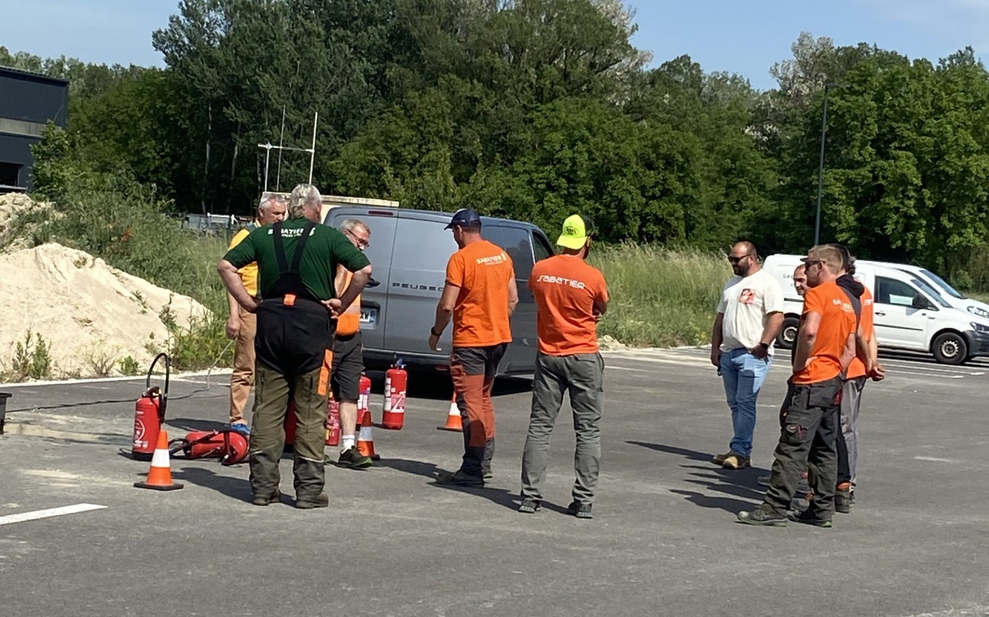 Les équipes de l'entreprise Sabatier en pleine formation pratique de sécurité incendie et manipulation d'extincteurs.