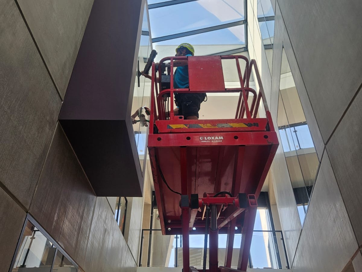 Agent du Groupe Sabatier en intervention de nettoyage en hauteur avec nacelle, garantissant qualité et sécurité.