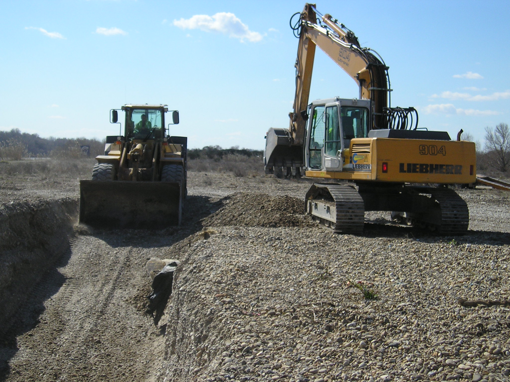 Engins de travaux publics en intervention de terrassement sur chantier, illustrant le savoir-faire du Groupe Sabatier.